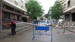 Kartal’da kolonunda çatlak oluşan 7 katlı apartman tahliye edildi