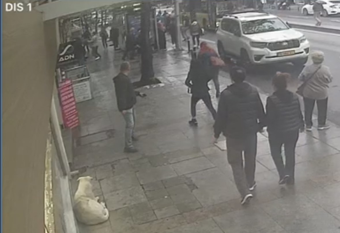 İstanbul’da bıçaklı ev sahibi dehşeti kamerada: Kiracısından 10 bin lira zam istemiş