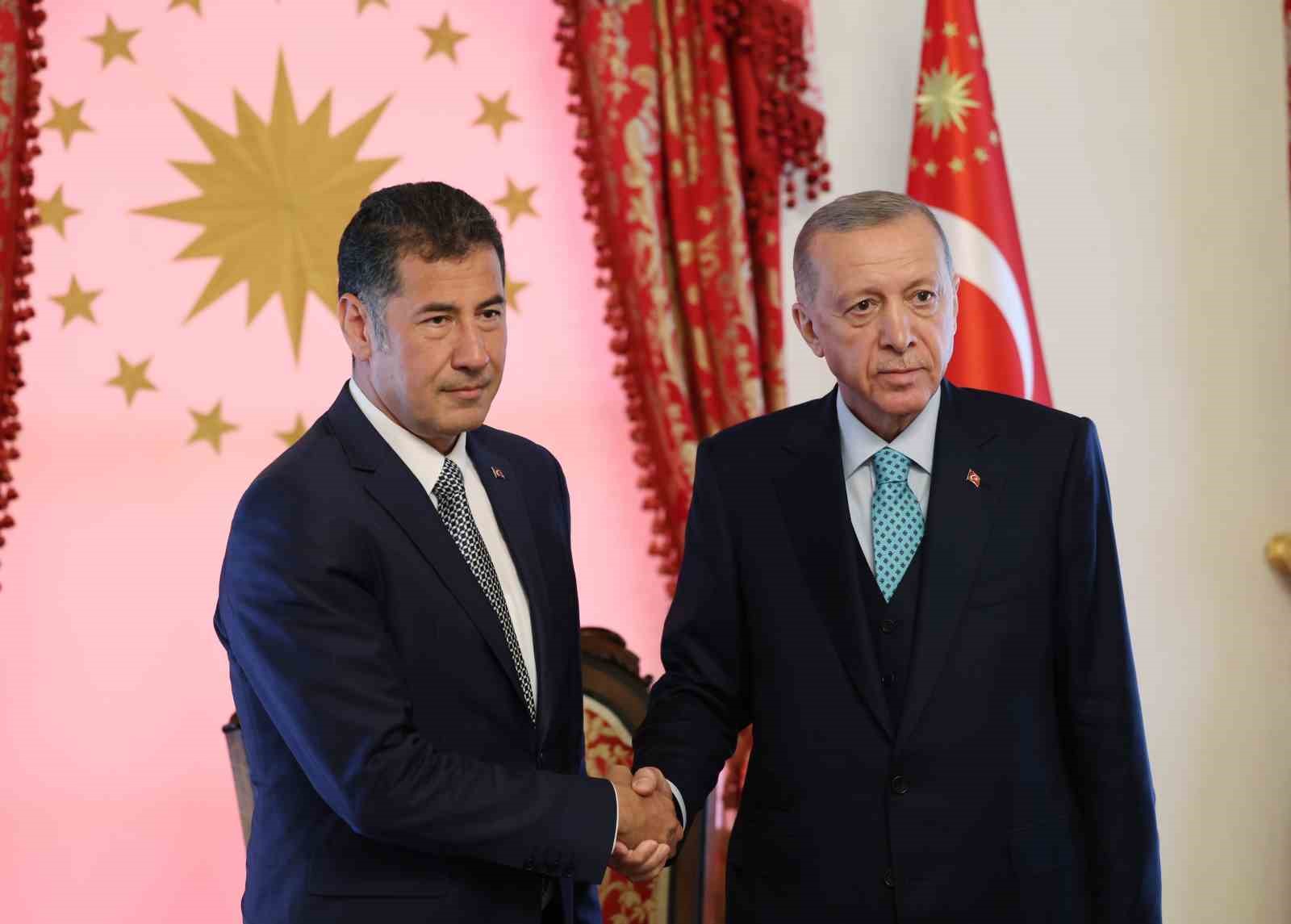 Cumhurbaşkanı Recep Tayyip Erdoğan, Sinan Oğan’ı Dolmabahçe Çalışma Ofisi’nde kabul etti.