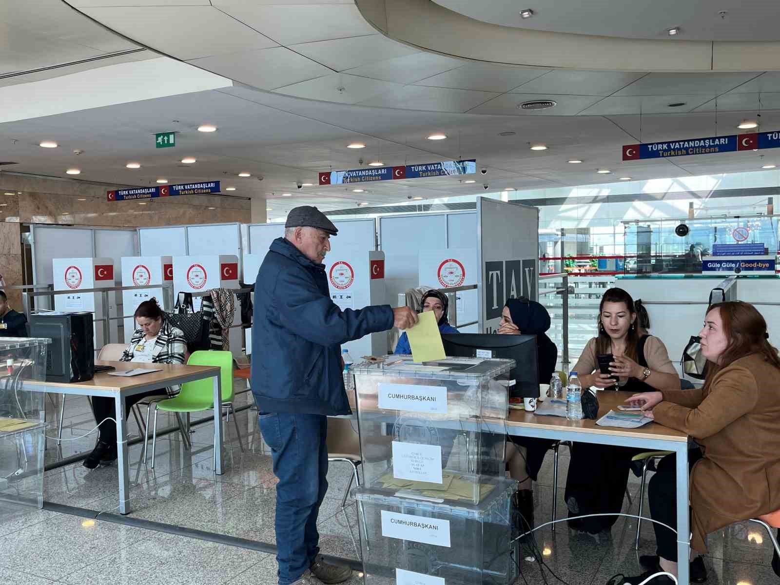 Yurt Dışında ve Gümrük Kapılarında Oy Verme İşlemi Başladı