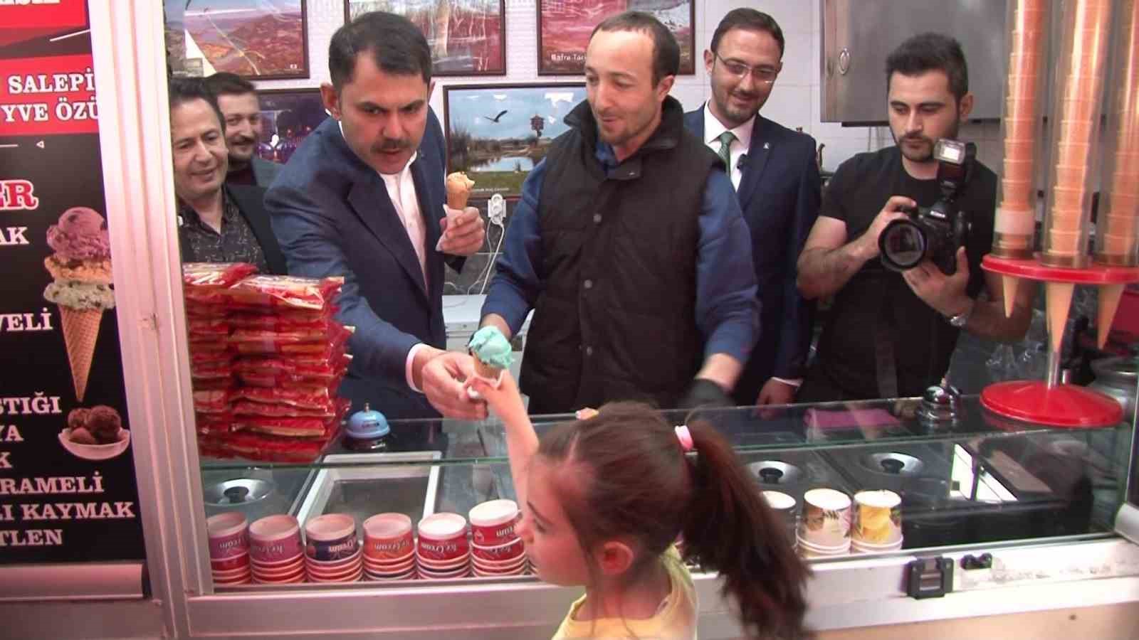 Bakan Kurum tezgahın başına geçti, vatandaşlara dondurma ikram etti