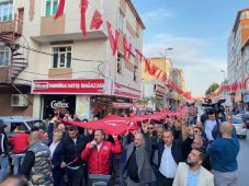 Beyoğlu’nda Cumhur İttifakı Türk bayraklarıyla yürüyüş yaptı