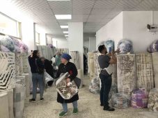 Su basan depoda ıslanan halıları zararına satışa çıkarttı