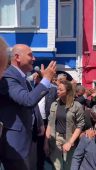 Roman vatandaşlarla bir araya gelen Bakan Soylu, “İlle de Roman olsun” şarkısını söyledi