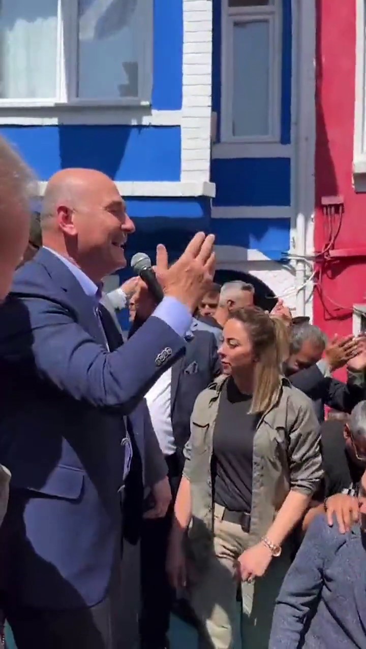 Roman vatandaşlarla bir araya gelen Bakan Soylu, “İlle de Roman olsun” şarkısını söyledi