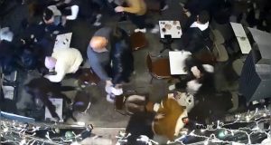 Galata’da dehşet anları kamerada: Çığlık çığlığa kaçarken adeta birbirlerini ezdiler