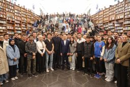 Cumhurbaşkanı Yardımcısı Fuat Oktay, Başkent Millet Bahçesi’nde gençlerle bir araya geldi