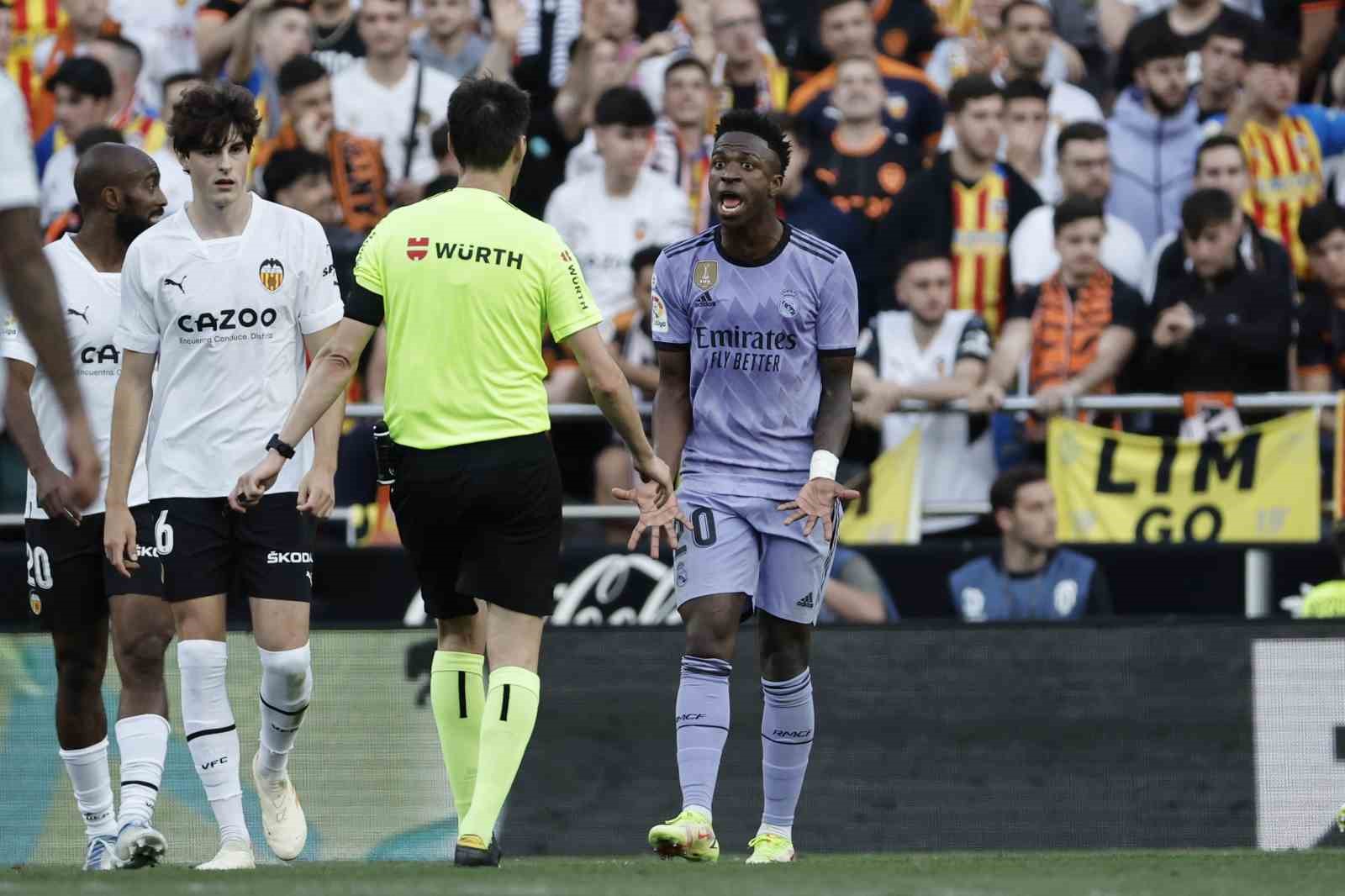 Valencia’ya 5 maç seyircisiz oynama cezası verildi