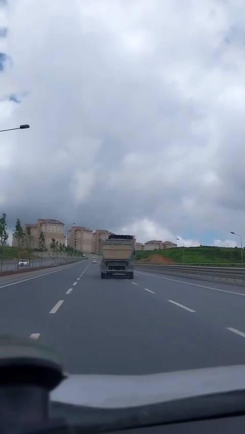 İstanbul’da hafriyat kamyonunun tehlikeli yolculuğu kamerada