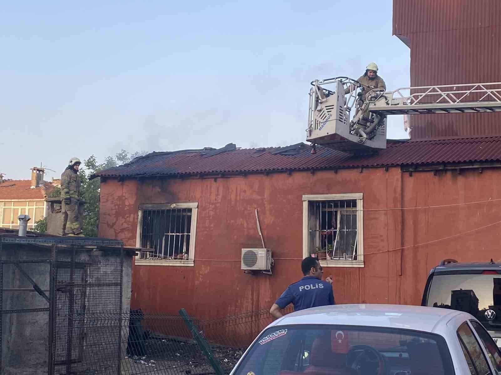 Fatih’te gecekondu yangını paniğe neden oldu
