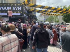 Esenyurt’ta mağaza açılışında izdiham
