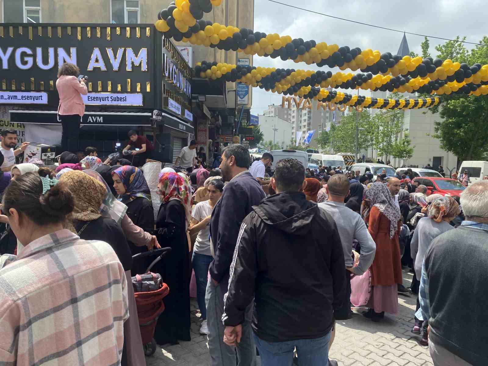 Esenyurt’ta mağaza açılışında izdiham