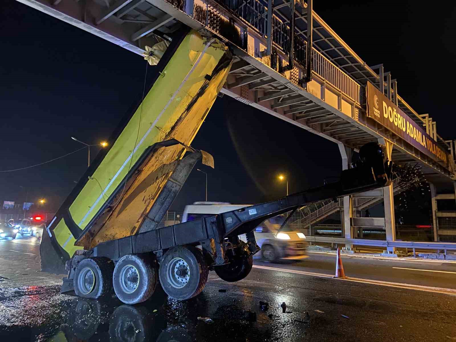 Eyüpsultan’da damperi açılan hafriyat kamyonu üst geçide çarptı