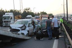 Arıza yapan kamyon zincirleme kazaya sebep oldu: 2 kişi yaralandı