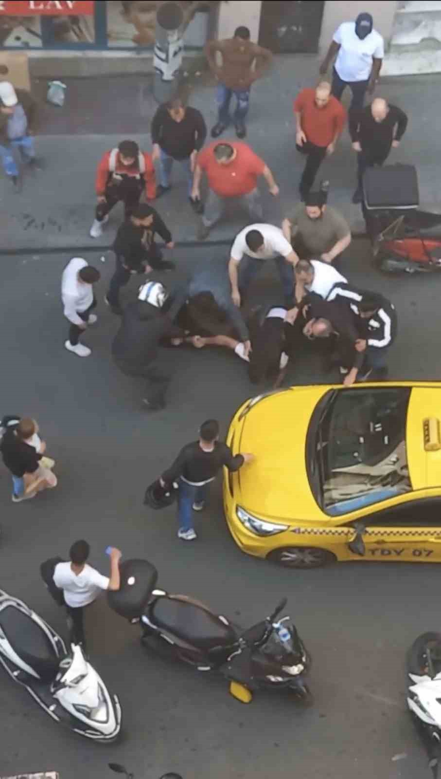 Şişli’de kurye ve taksici trafikte yol verme yüzünden yüzünden birbirine girdi