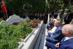 Cumhurbaşkanı Erdoğan, Necmettin Erbakan’ın kabrini ziyaret etti
