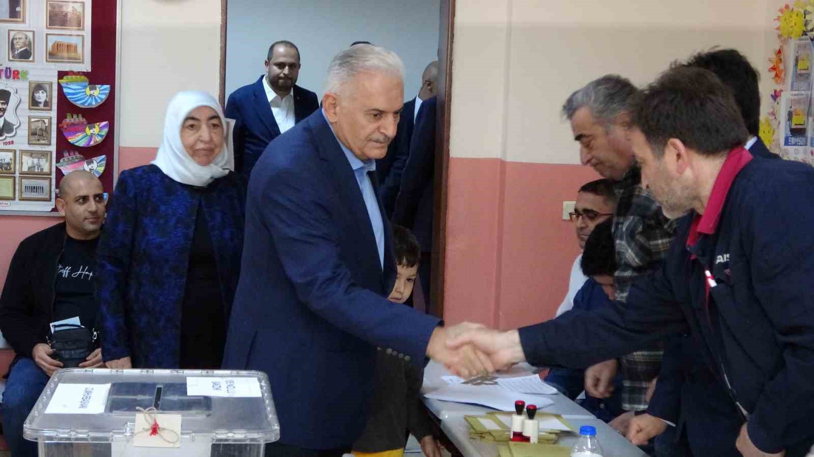 Binali Yıldırım Tuzla’da oy kullandı