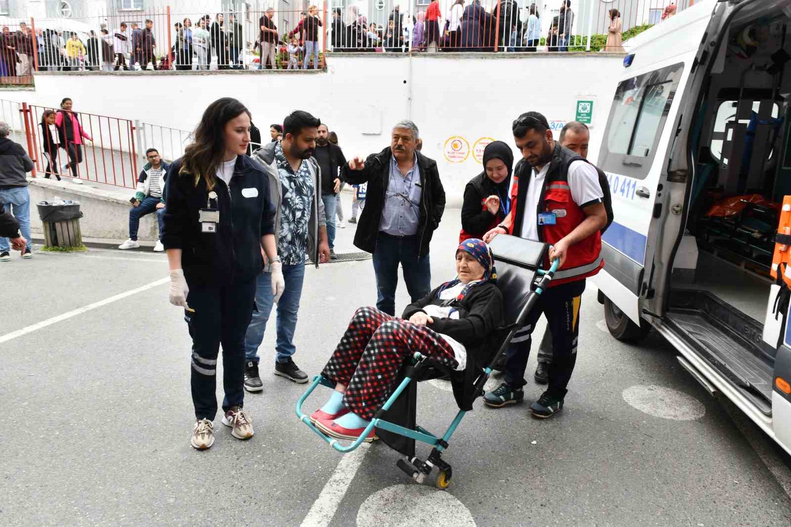 Esenyurt’ta engelli ve yaşlılar sandıklara taşındı