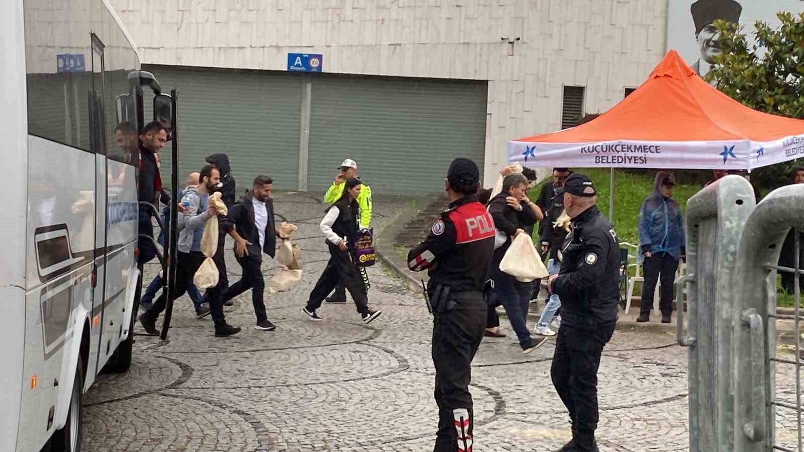 İstanbul’da sayılan oylar ilçe seçim kurullarına getiriliyor