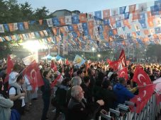 Kocaeli’de AK Parti il binası önünde kutlamalar başladı