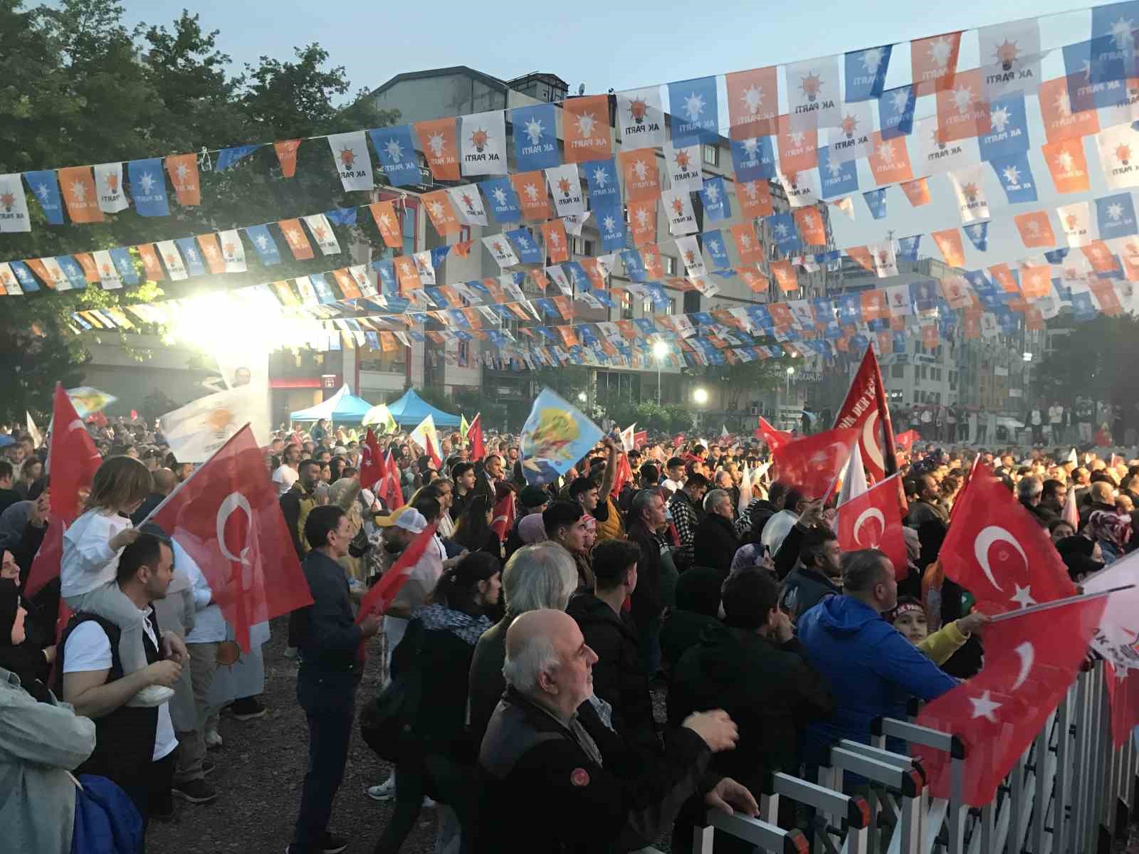 Kocaeli’de AK Parti il binası önünde kutlamalar başladı