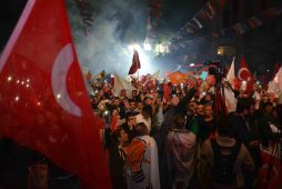 Kocaeli’de seçim kutlaması: Vatandaşlar sokağa akın etti