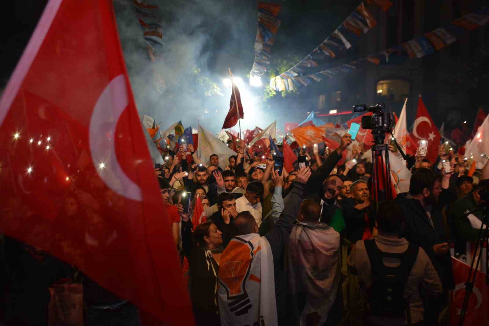 Kocaeli’de seçim kutlaması: Vatandaşlar sokağa akın etti