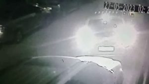 Sultangazi’de lüks araca çarpıp kaçtılar: O anlar kamerada