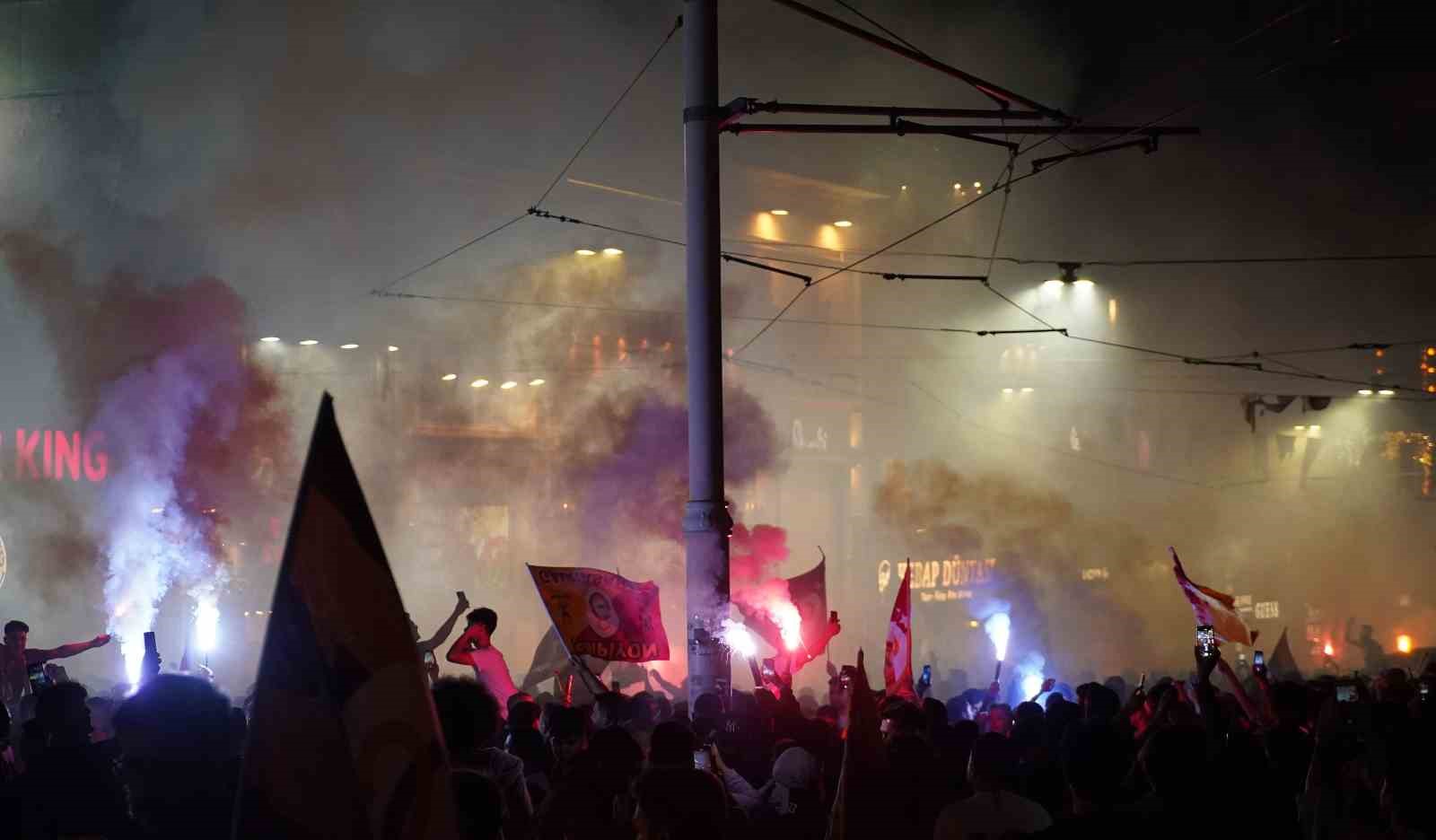Taksim sarı-kırmızıya büründü