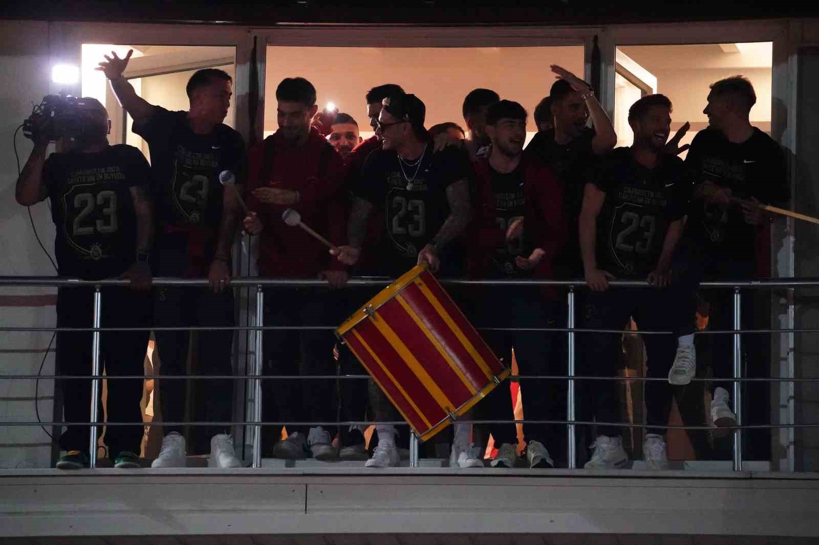 Galatasaray şampiyonluğu Florya’da taraftarıyla kutladı