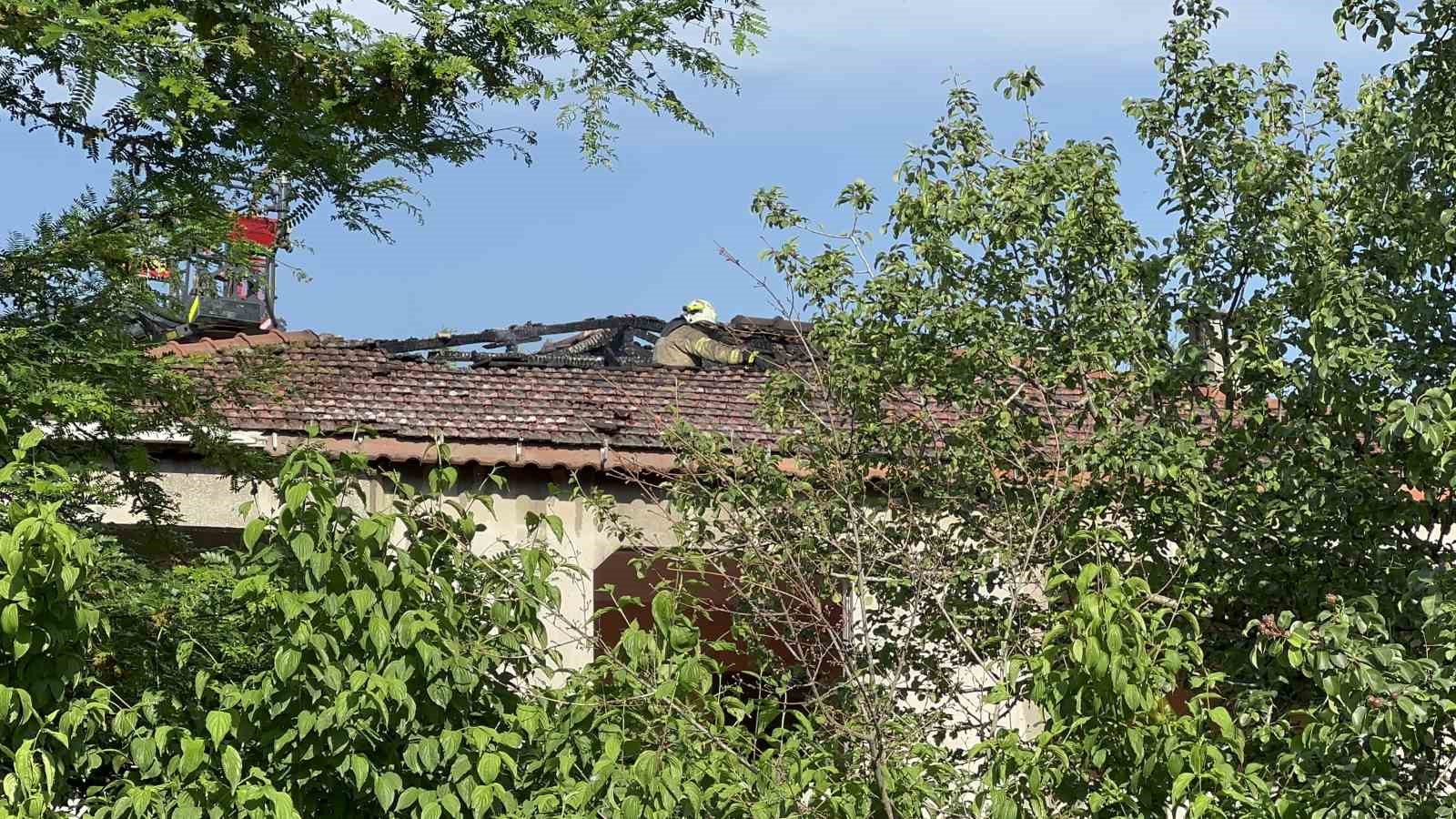 Arnavutköy’de yeşil alan ortasındaki metruk binada korkutan yangın