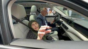 Büyükakın, Sultan anayı Togg'la evine bıraktı