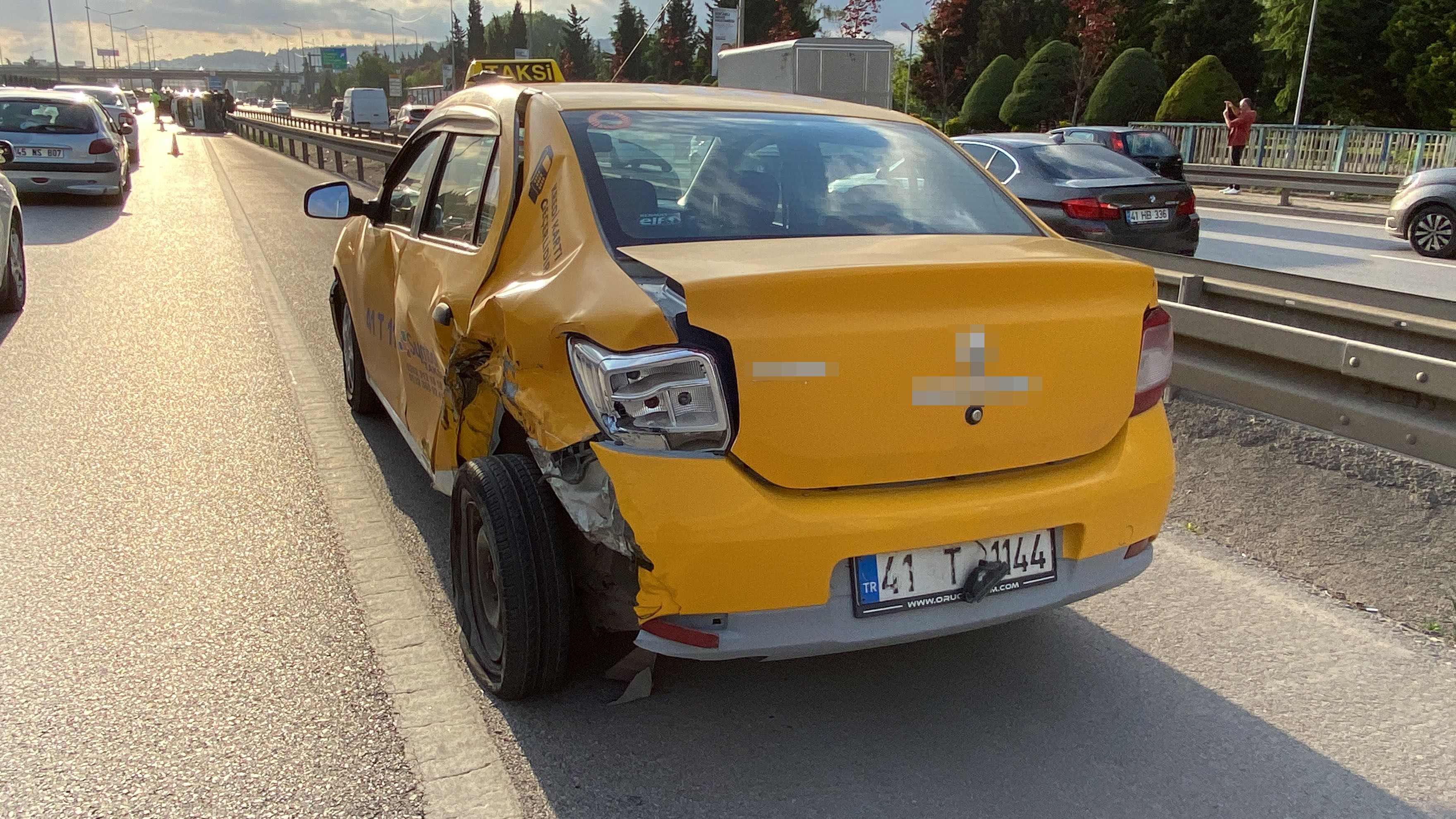Kocaeli'de Hafif Ticari Araç Taksiye Çarpıp Takla Attı Kocaeli'de Hafif Ticari Araç Taksiye Çarpıp Takla Attı