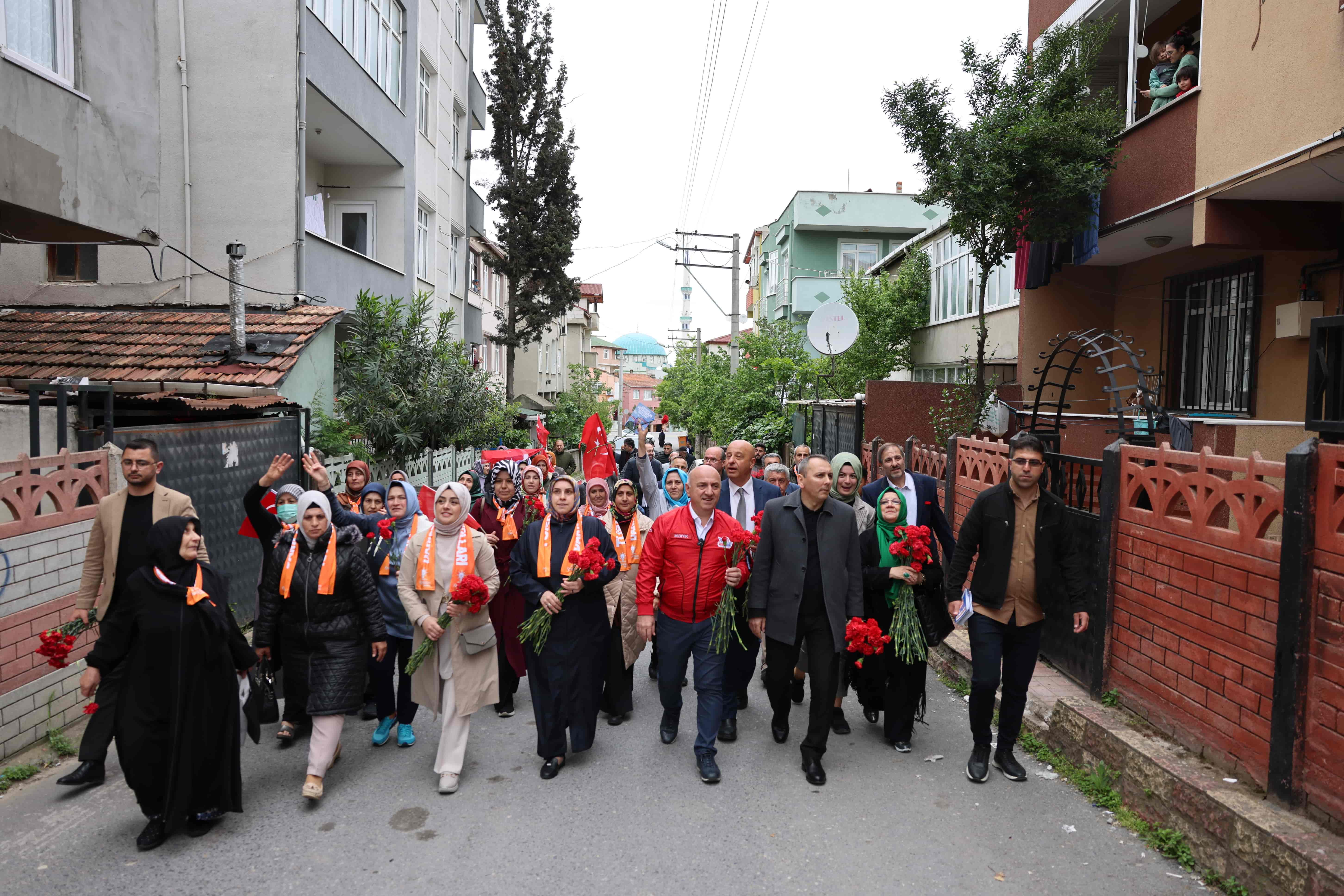 Başkan Bıyık'tan vatandaşa karanfil Başkan Bıyık'tan vatandaşa karanfil