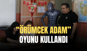 “Örümcek Adam” oy kullanmaya gitti! Ortaya ilginç görüntüler çıktı!
