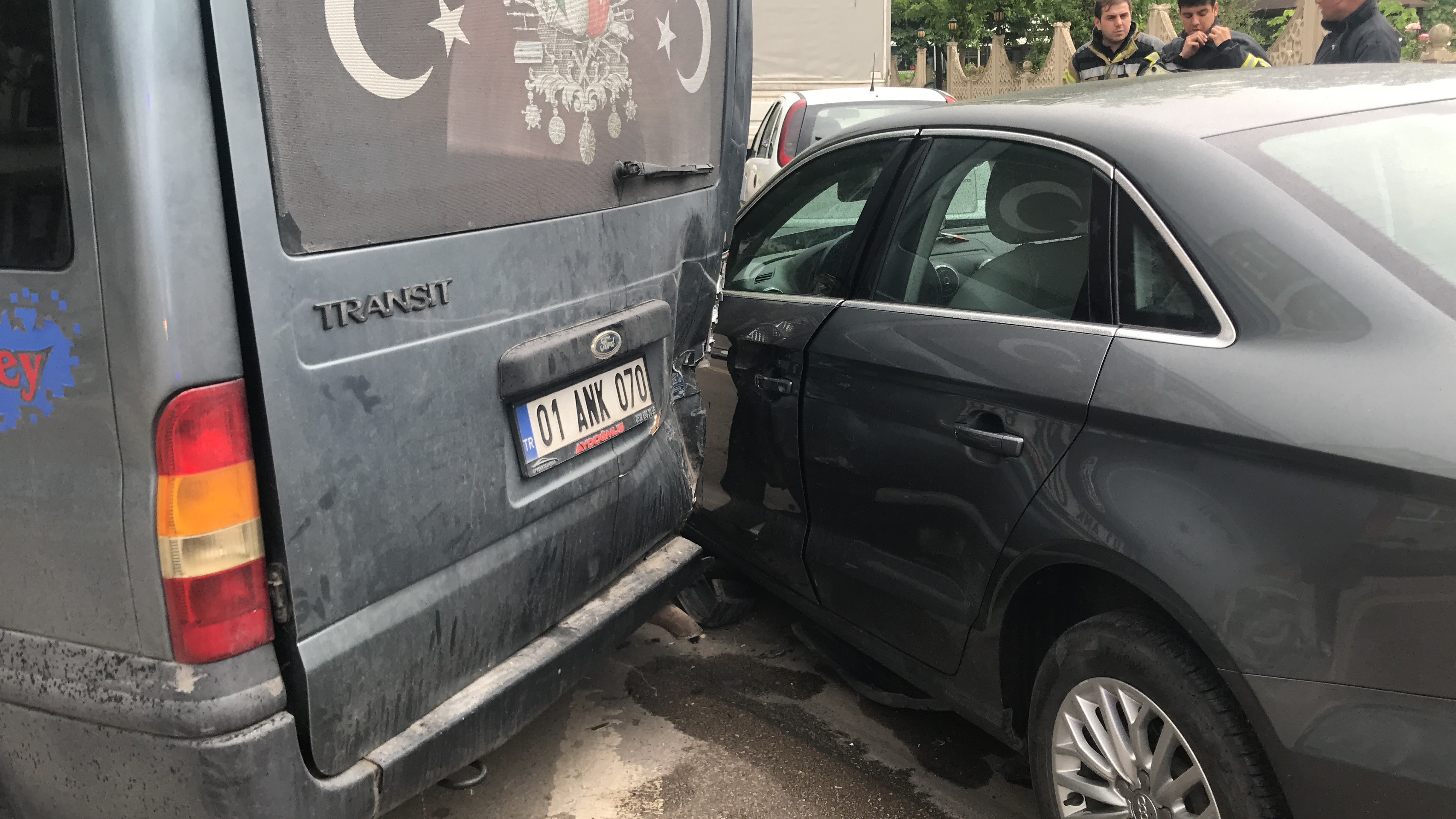 Kocaeli'de Otomobil Park Halindeki Minibüse Çarptı! Kocaeli'de Otomobil Park Halindeki Minibüse Çarptı!
