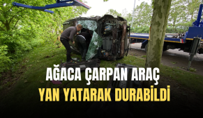 Kocaeli’de ağaca çarpan araç yan yatarak durabildi