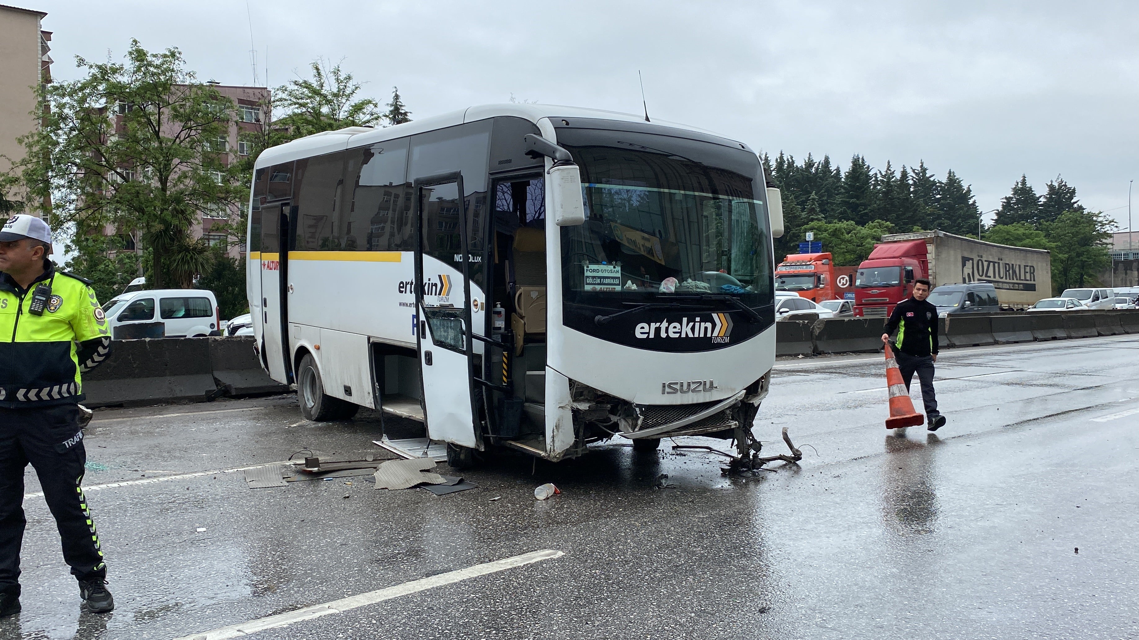 Kocaeli'de Feci Kaza! Servis Midibüsü Bariyerlere Çarptı! Kocaeli'de Feci Kaza! Servis Midibüsü Bariyerlere Çarptı!