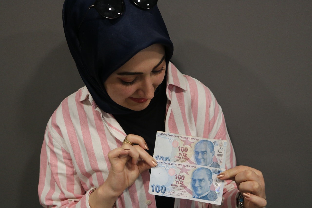 Hatalı basılan 100 lirayı, 100 bin liradan satışa çıkardı Hatalı basılan 100 lirayı, 100 bin liradan satışa çıkardı
