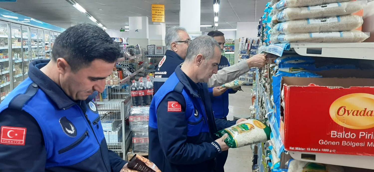 Dilovası Zabıtası marketleri denetledi Dilovası Zabıtası marketleri denetledi
