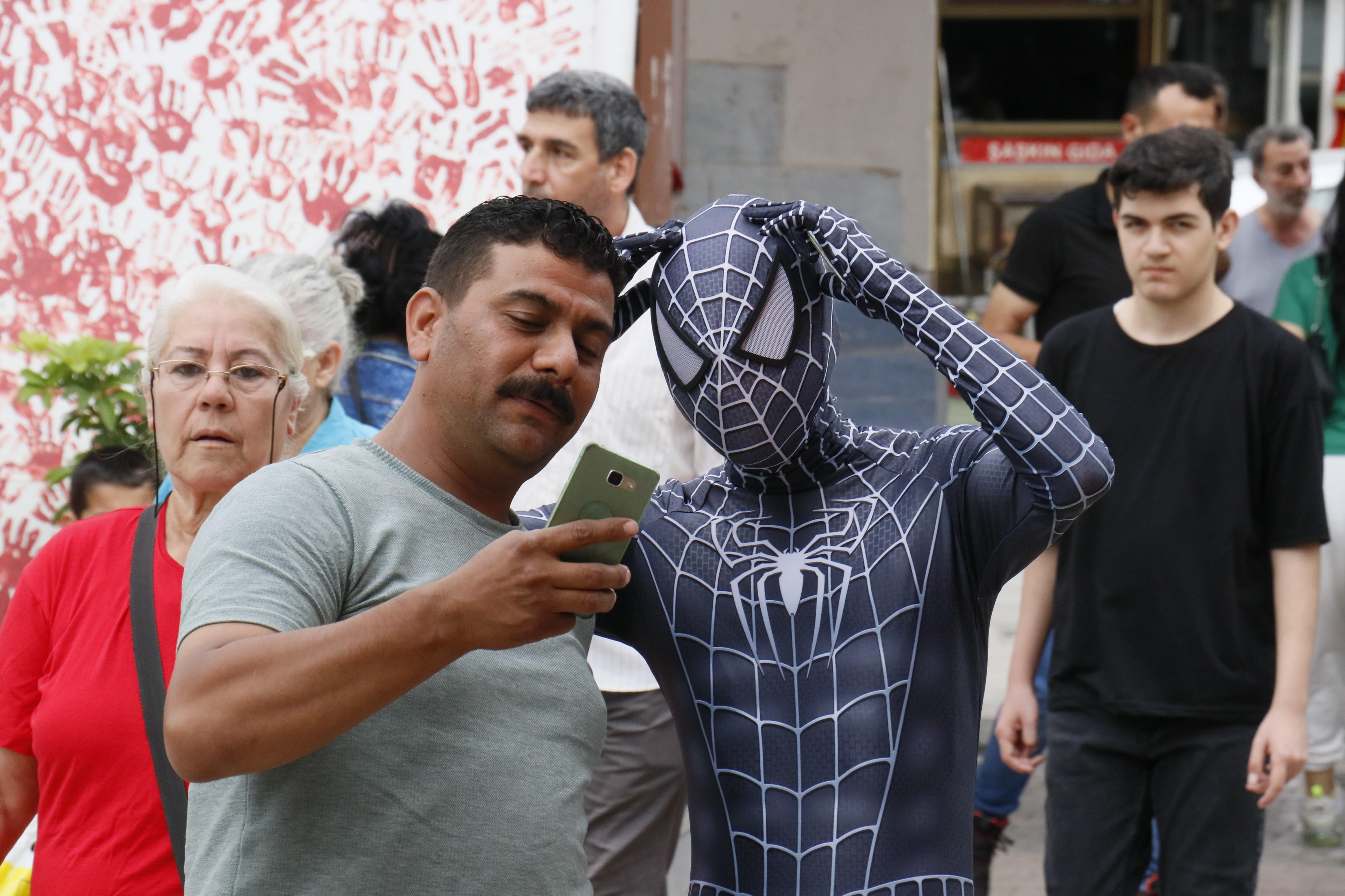 “Örümcek Adam” oy kullanmaya gitti! Ortaya ilginç görüntüler çıktı!