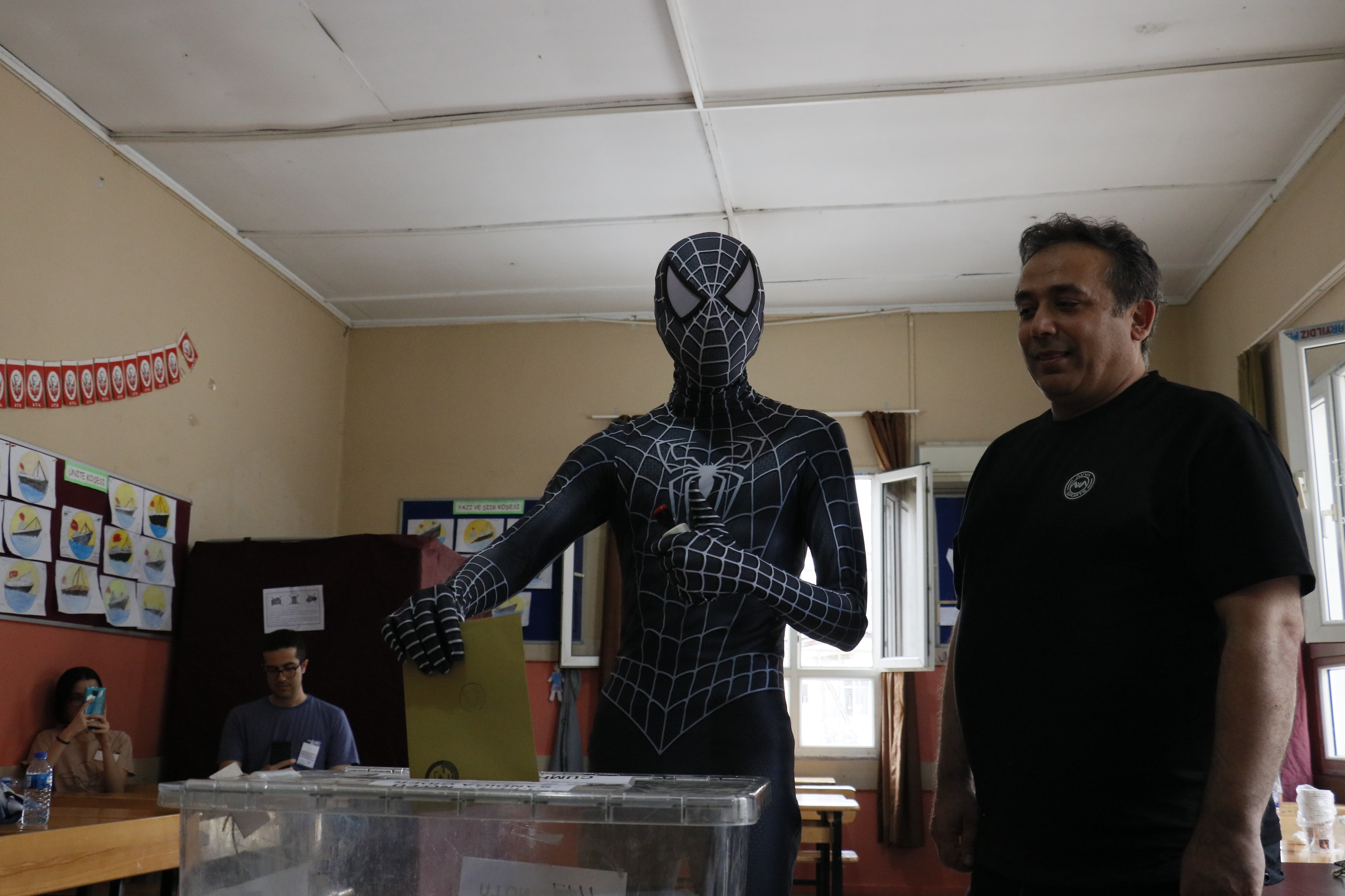 “Örümcek Adam” oy kullanmaya gitti! Ortaya ilginç görüntüler çıktı!