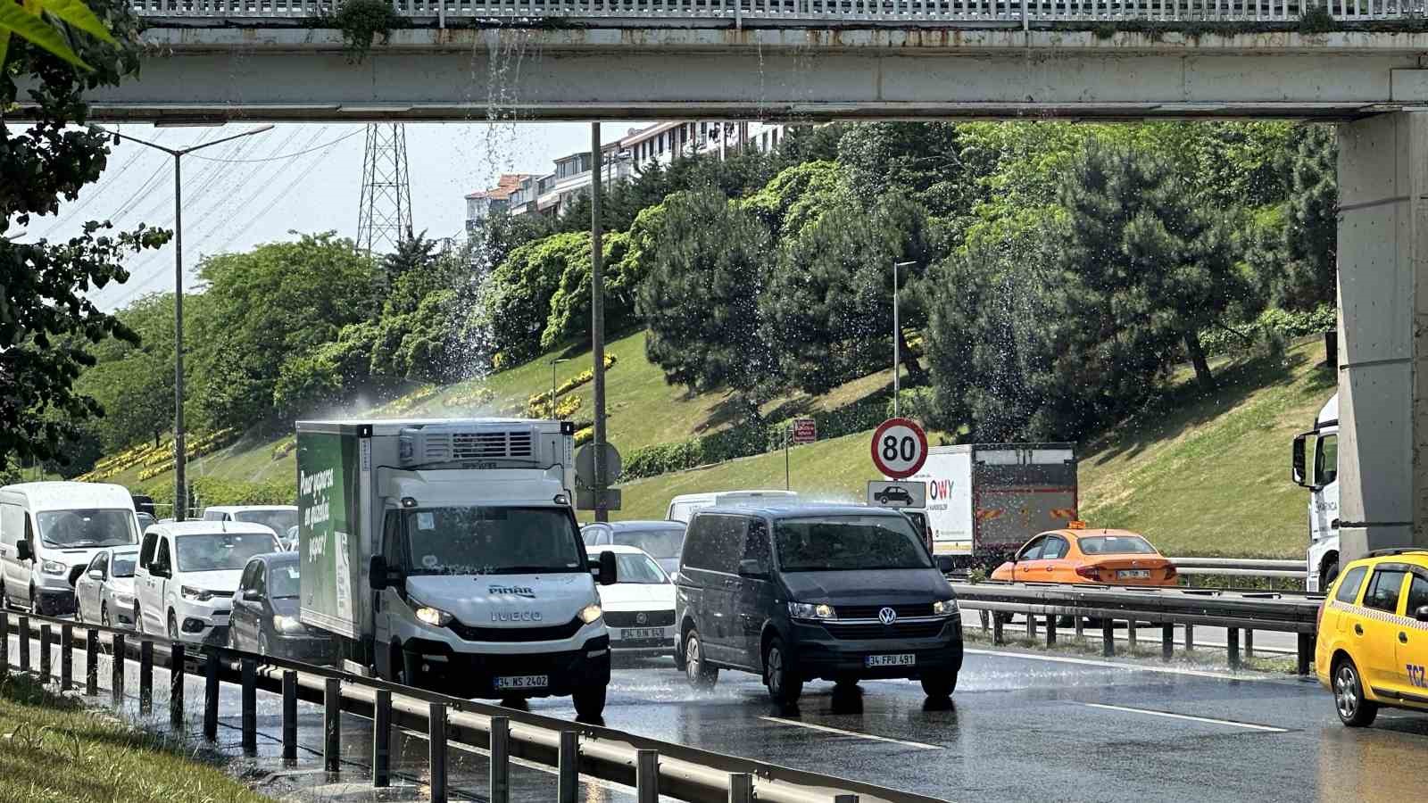 TEM Otoyolu’nda ilginç görüntü: Üstgeçitte boru patladı, sürücüler araçlarını yıkadı