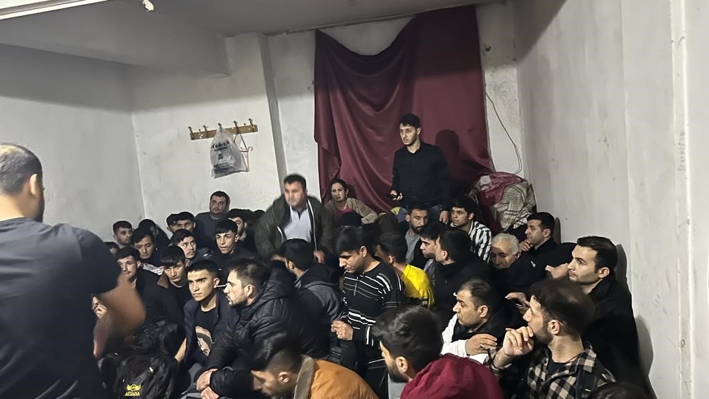 Zeytinburnu’nda kaçak göçmen operasyonu: 104 kişi yakalandı
