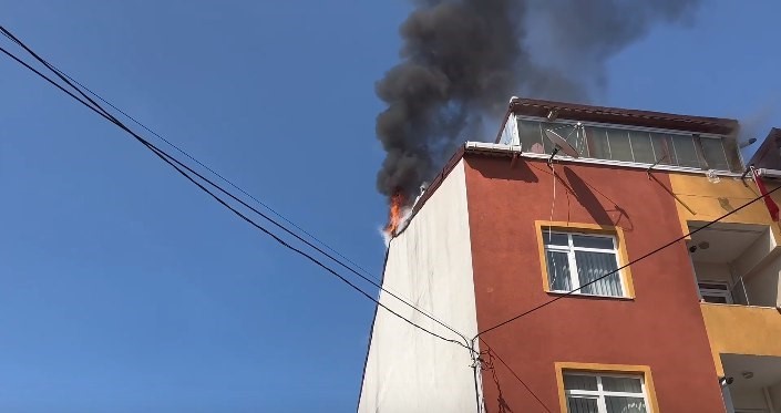 Arnavutköy’de yangında ilginç anlar: Genç kızı kurtardı, sigara yakıp itfaiyeyi bekledi