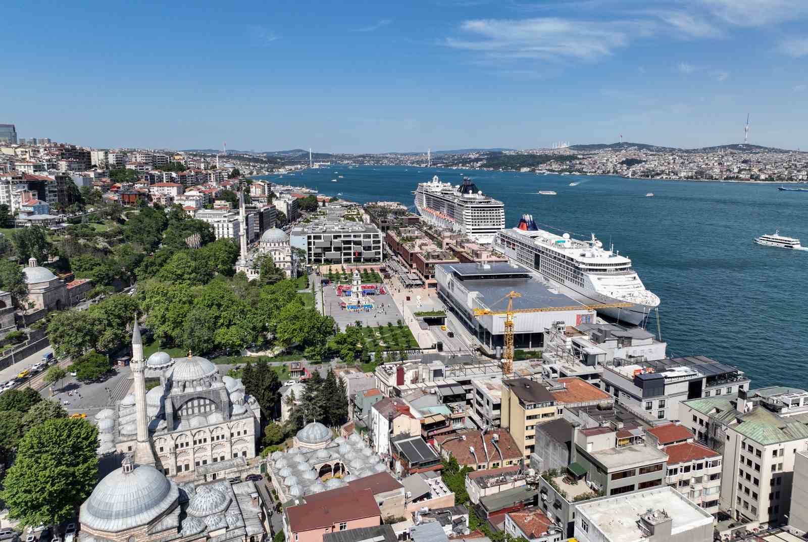2 dev gemi İstanbul’a demirledi