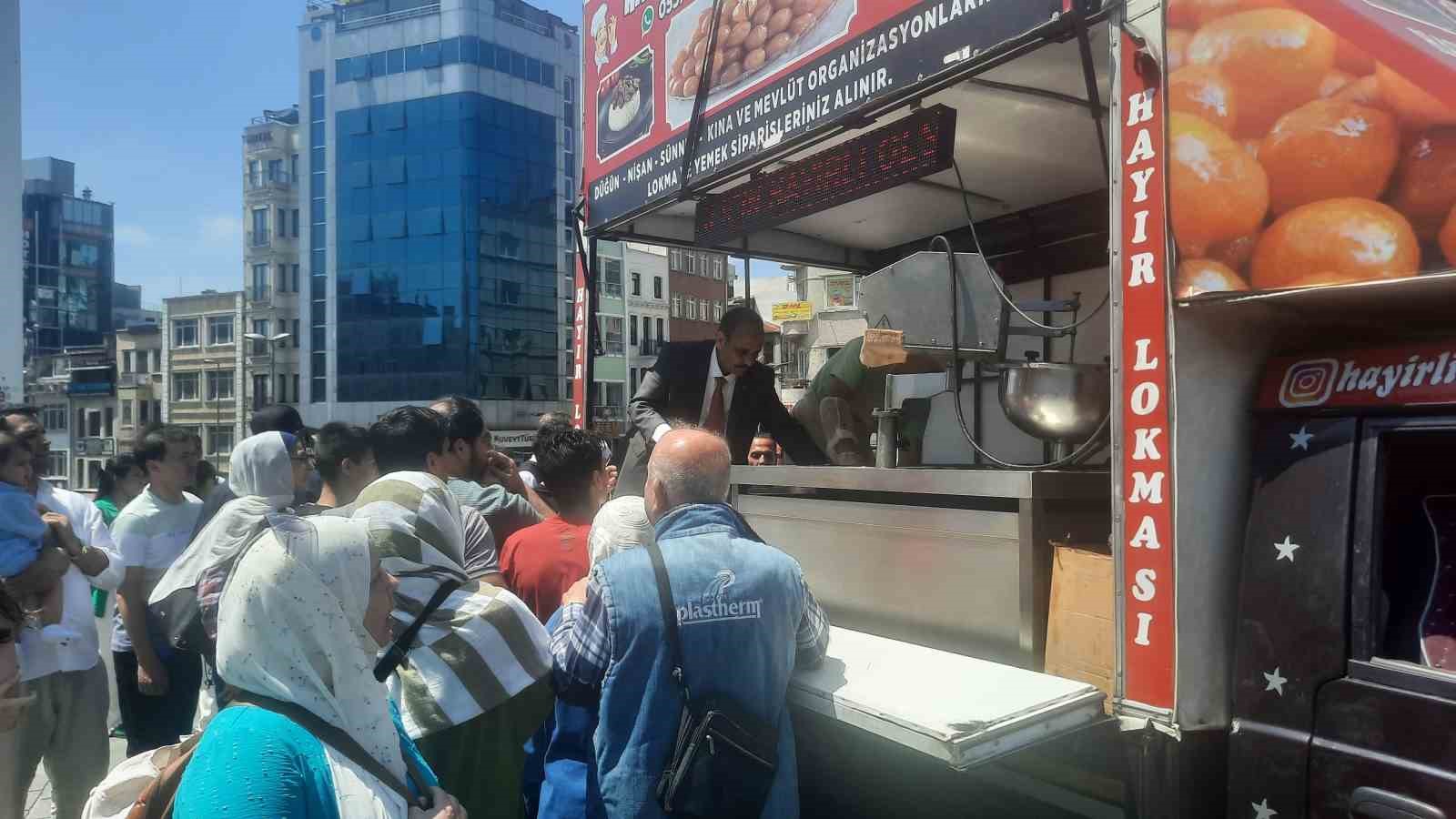 Seçimi kazanan Cumhurbaşkanı Erdoğan için Taksim’de 2 bin kişiye lokma dağıttı