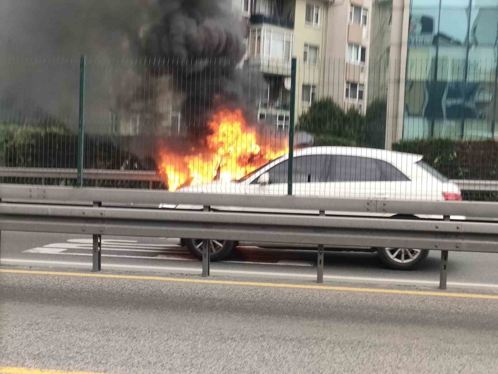 Seyir halindeki otomobil alev alev yandı, sahibi yanan aracını gözyaşları içerisinde izledi