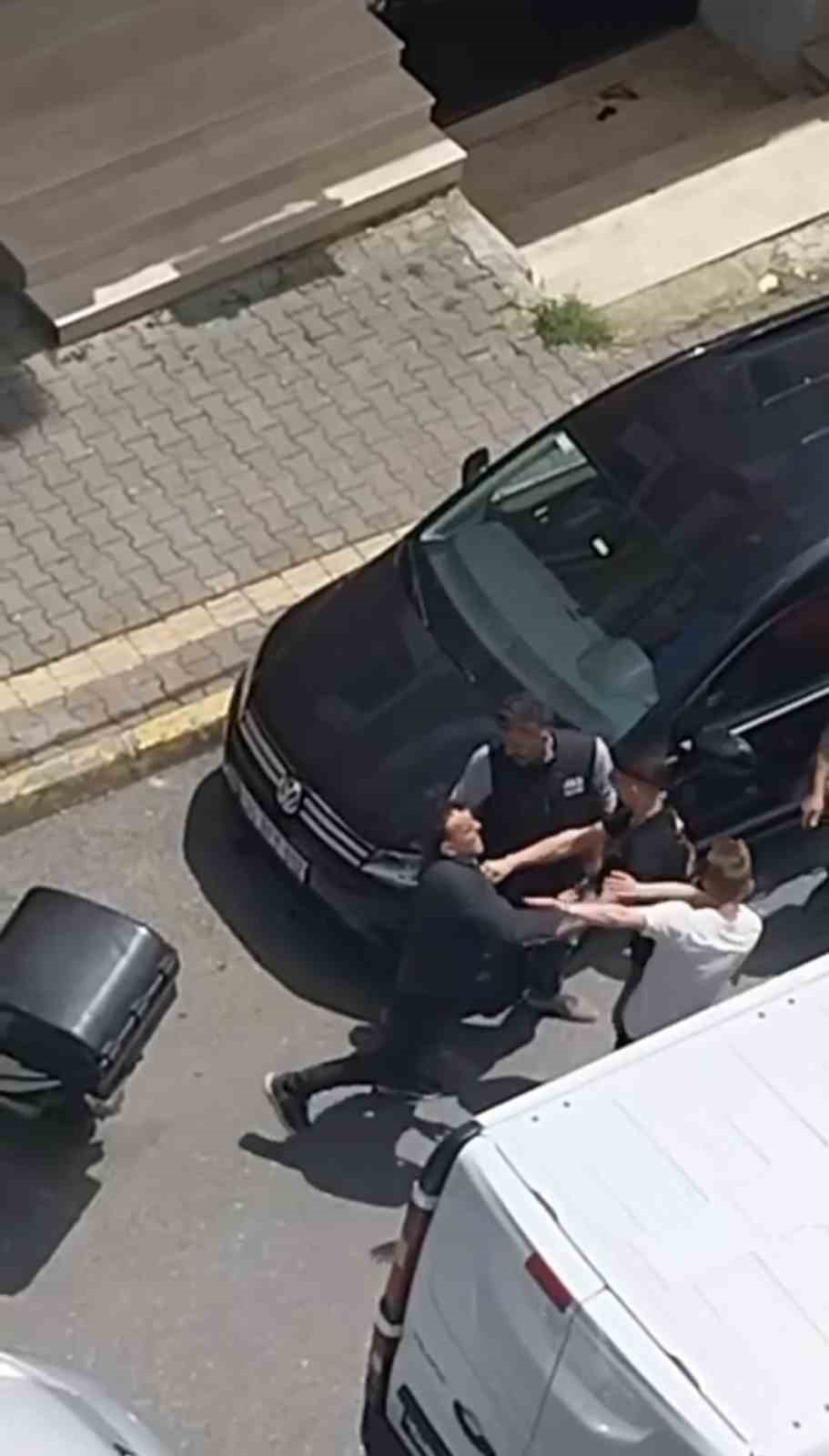 İstanbul’da ilginç trafik kavgası kamerada: Silecekle sürücüye saldırdı