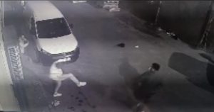 İstanbul’da silahlı “yanlış yaptın” saldırısı kameraya yansıdı: Arkadaşına kovanları toplattı